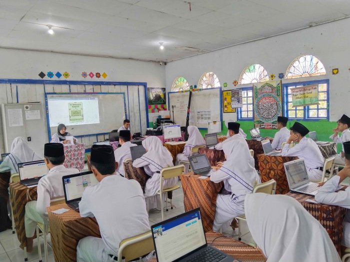 Siswa MTsN 7 Kerinci Ikuti Tes Kemampuan Akademik Berbasis Komputer