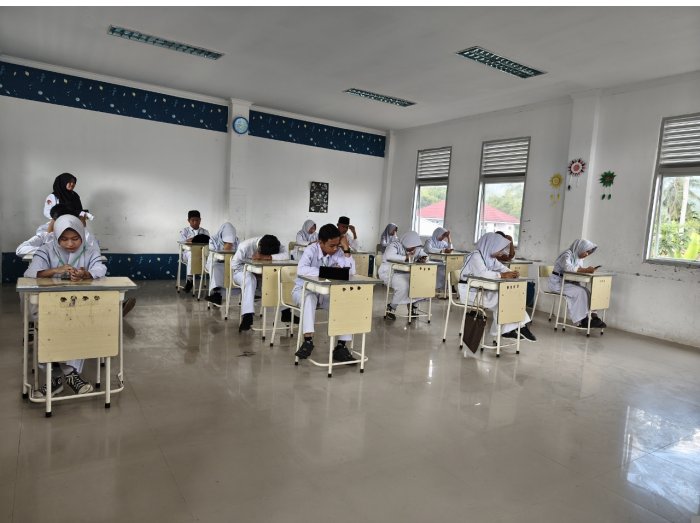 Hari Pertama Ujian Madrasah MTsN 7 Kerinci Berjalan Kondusif