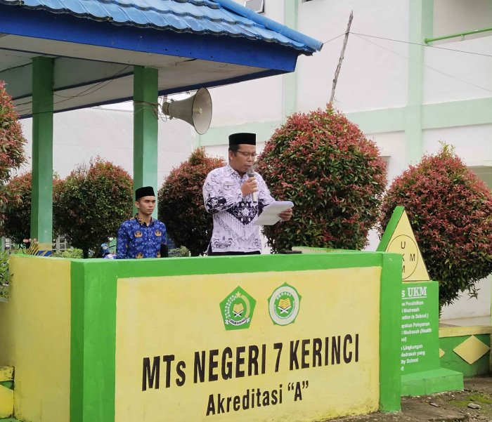 MTsN 7 Kerinci Gelar Upacara Hari Guru Nasional 2025