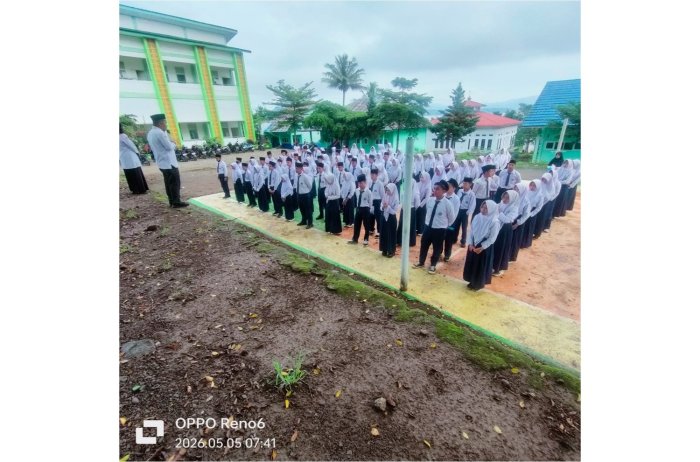 Guru Piket Sampaikan Pentingnya Kebersihan Lingkungan Madrasah dalam Apel Kedisiplinan