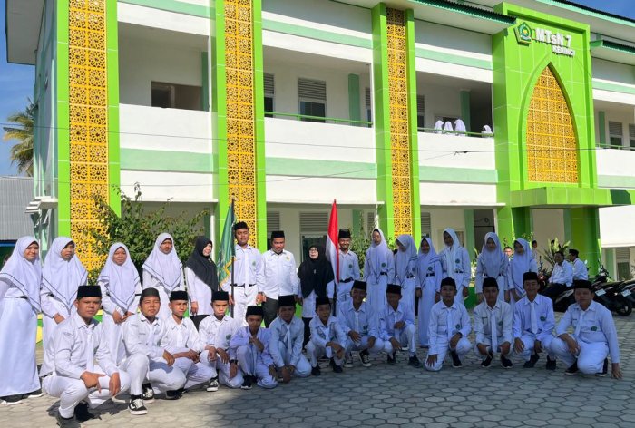 Upacara Bendera dan Pelantikan OSIM di MTsN 7 Kerinci