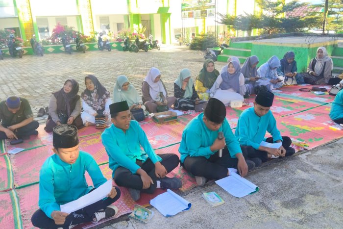 MTsN 7 Kerinci Laksanakan Yasinan Dipimpin oleh Kelas 8A dan Diikuti Seluruh PTK MTsN 7 Kerinci Laksanakan Yasinan Dipimpin oleh Kelas 8A dan Diikuti Seluruh PTK