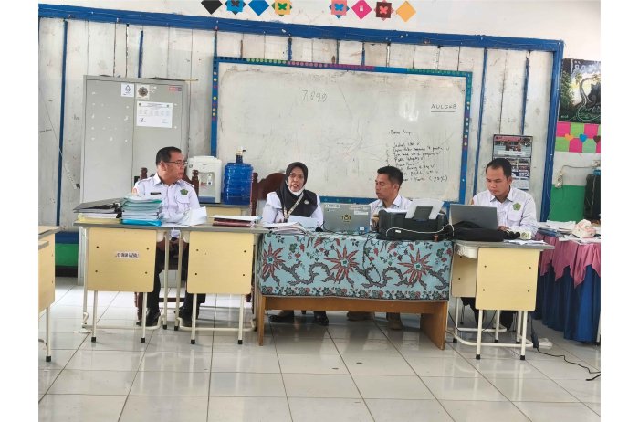 Pengawas Binaan Dampingi MTsN 7 Kerinci dalam Persiapan Akreditasi Madrasah 2026 Pengawas Binaan Dampingi MTsN 7 Kerinci dalam Persiapan Akreditasi Madrasah 2026