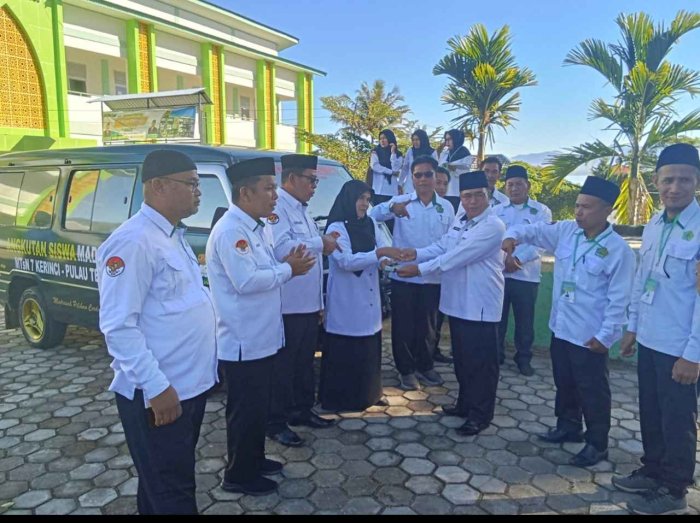 Kepala MTsN 7 Kerinci Serahkan Armada Angkutan Siswa kepada Waka Sarana dan Prasarana