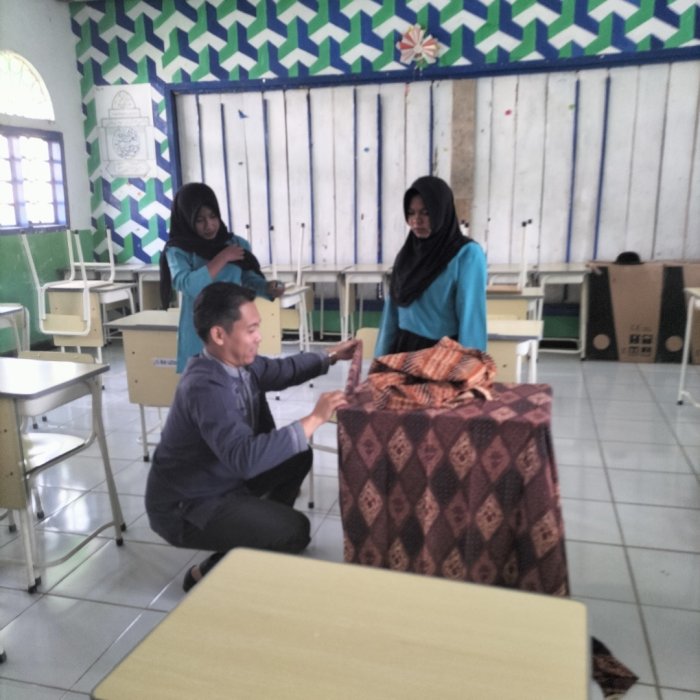 Waka Kurikulum Bersama Wali Kelas MTsN 7 Kerinci Persiapkan Ruangan TKA