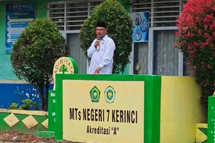 Umrohadi, S.AP sebagai Pembina Upacara Berikan Motivasi untuk Menjadi Pribadi Unggul
