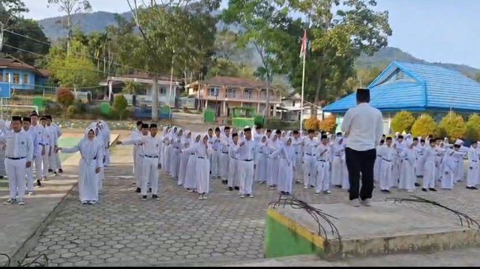 Pembukaan Ujian Tengah Semester Genap di MTsN 7 Kerinci oleh Wakil Kepala Madrasah Bidang Kurikulum
