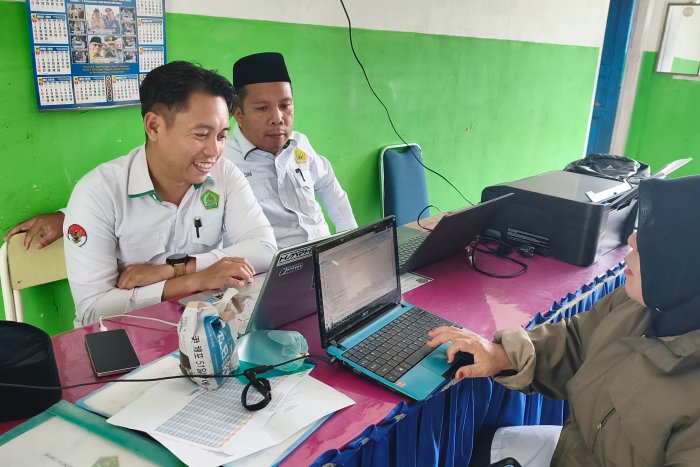 Wakil Kepala Madrasah  bagian kurikulum MTsN 7 Kerinci Dampingi PTK dalam Penyusunan SKP Tahun 2026