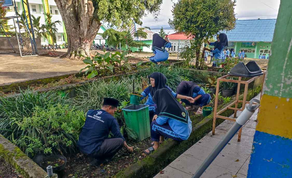 Kegiatan gotong royong di MTsN 7 Kerinci Pasca Libur Lebaran 