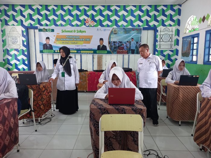Pengawas Madrasah Pantau TKA Hari Kedua di MTsN 7 Kerinci