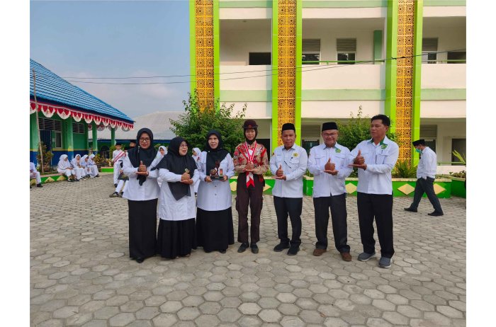 Penyambutan Peserta Jamnas dan Penyerahan Plakat untuk MTsN 7 Kerinci Penyambutan Peserta Jamnas dan Penyerahan Plakat untuk MTsN 7 Kerinci