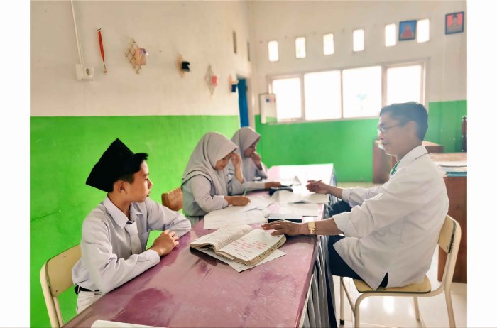 Guru Pembina OMI IPA Dampingi Siswa dalam Persiapan Olimpiade Madrasah Indonesia 2026 Guru Pembina OMI IPA Dampingi Siswa dalam Persiapan Olimpiade Madrasah Indonesia 2026