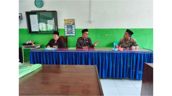 KUA Kecamatan Keliling Danau Laksanakan Sosialisasi Rashdul Kiblat di MTsN 7 Kerinci KUA Kecamatan Keliling Danau Laksanakan Sosialisasi Rashdul Kiblat di MTsN 7 Kerinci