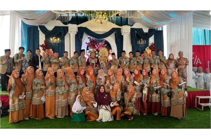 Keluarga Besar MTsN 7 Kerinci Hadiri Resepsi Pernikahan Putra PTK Yenni, S.Pd.I., M.Pd.Gr Keluarga Besar MTsN 7 Kerinci Hadiri Resepsi Pernikahan Putra PTK Yenni, S.Pd.I., M.Pd.Gr