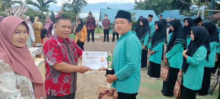 Sayyid Alghaazy Raih Juara Umum di MTsN 7 Kerinci