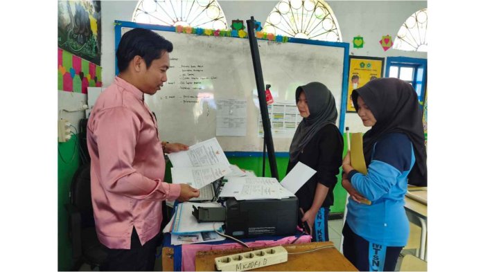 Waka Kurikulum MTsN 7 Kerinci Serahkan Sertifikat TKA kepada Siswa Kelas IX Waka Kurikulum MTsN 7 Kerinci Serahkan Sertifikat TKA kepada Siswa Kelas IX