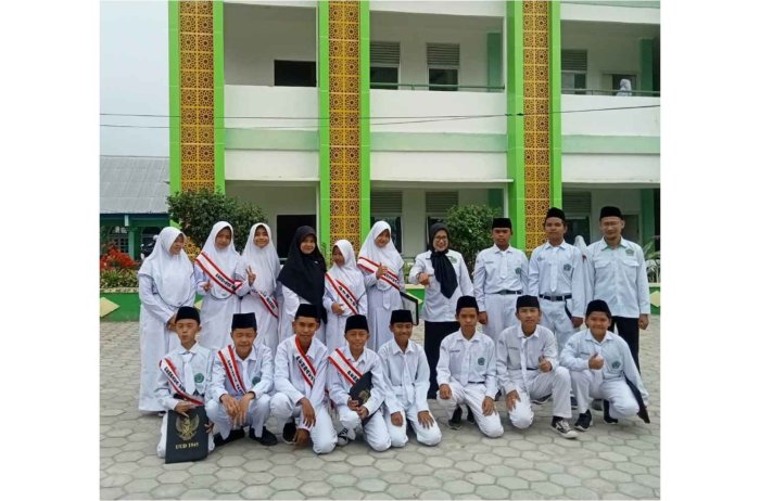 Upacara Bendera MTsN 7 Kerinci, Pembina Motivasi Peserta OMI 2026 dan Tekankan Kebersihan Upacara Bendera MTsN 7 Kerinci, Pembina Motivasi Peserta OMI 2026 dan Tekankan Kebersihan