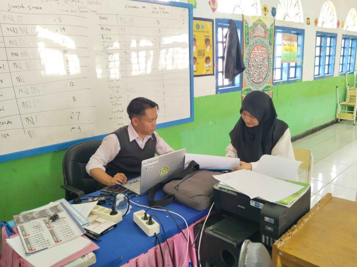 Waka Kurikulum lakukan Supervisi Kelengkapan Administrasi Guru di MTsN 7 Kerinci