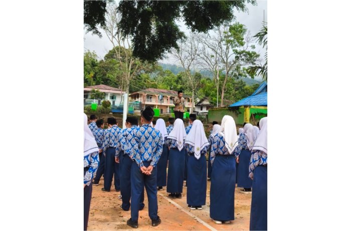 Melalui Baris Berbaris, Guru Piket MTsN 7 Kerinci Latih Disiplin Siswa