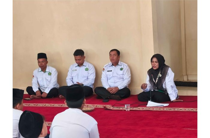 Pengawas Madrasah Mislita, S.Pd., M.Pd. Dampingi Kegiatan MATAMUDA di MTsN 7 Kerinci Pengawas Madrasah Mislita, S.Pd., M.Pd. Dampingi Kegiatan MATAMUDA di MTsN 7 Kerinci