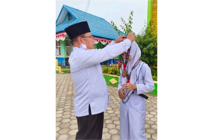 Pengalungan Dua Medali Emas, Zalpera Maiparesa Harumkan Nama MTsN 7 Kerinci Pengalungan Dua Medali Emas, Zalpera Maiparesa Harumkan Nama MTsN 7 Kerinci