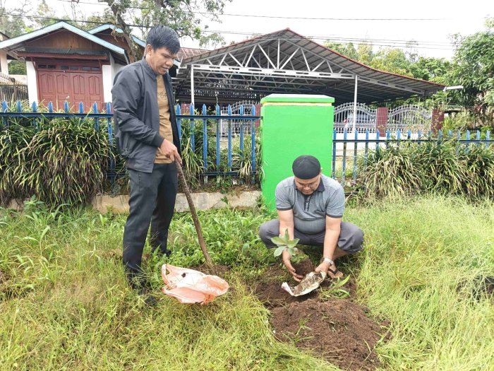MTsN 7 Kerinci Gelar Gotong Royong Hijaukan Madrasah