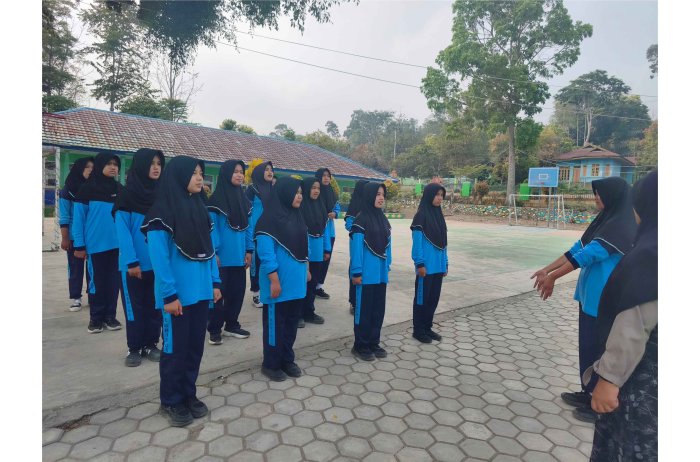 Siswa Kelas 7A MTsN 7 Kerinci Laksanakan Latihan Upacara Bendera