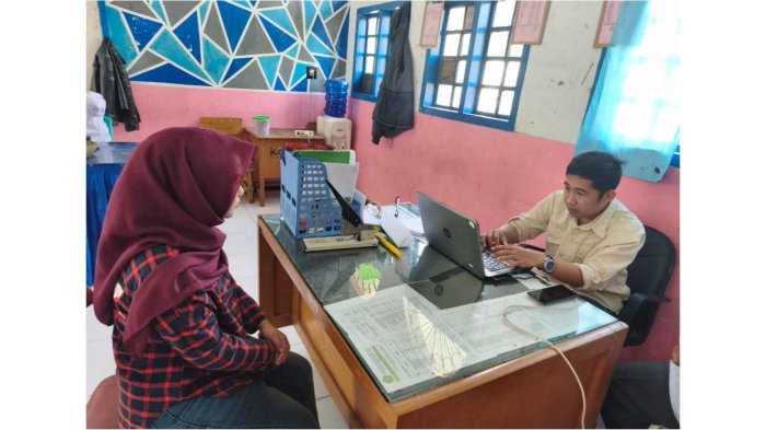 Staf Tata Usaha MTsN 7 Kerinci Layani Siswa dalam Pembuatan Surat Keterangan Keaslian Rapor