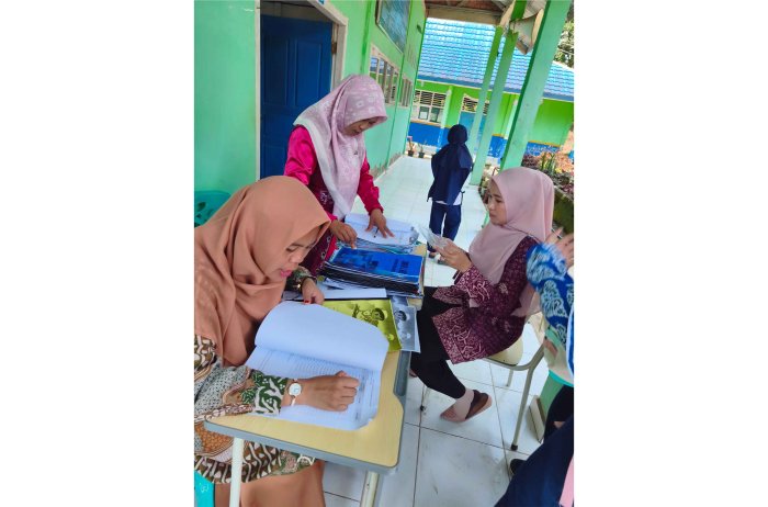 Guru Piket MTsN 7 Kerinci Lakukan Pengawasan Sholat Berjamaah Melalui Buku Agenda Sholat Siswa