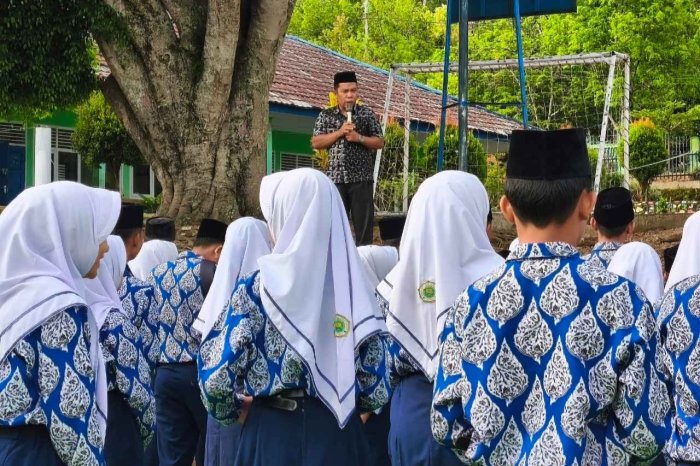 Guru Piket Ingatkan Pentingnya Adab, Niat, dan Doa Sebelum Berangkat ke Sekolah