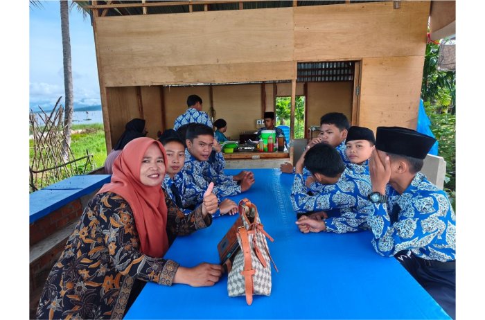 Wali Kelas 7B Berikan Bimbingan Kedisiplinan kepada Siswa di Kantin Madrasah