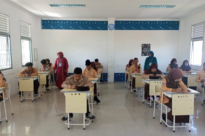Panitia Ujian Madrasah MTsN 7 Kerinci Pantau Pelaksanaan Ujian