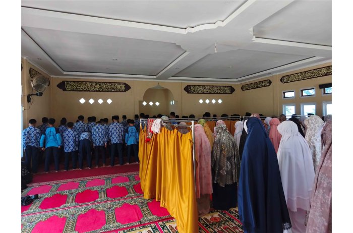 MTsN 7 Kerinci Rutin Gelar Sholat Zuhur Berjamaah MTsN 7 Kerinci Rutin Gelar Sholat Zuhur Berjamaah
