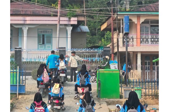 Satpam MTsN 7 Kerinci Kawal Keamanan Siswa Saat Datang dan Pulang Madrasah Satpam MTsN 7 Kerinci Kawal Keamanan Siswa Saat Datang dan Pulang Madrasah