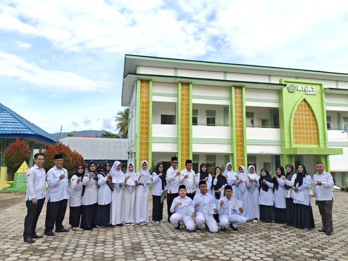 MTsN 7 Kerinci Gelar Upacara dan Beri Penghargaan Siswa Berprestasi