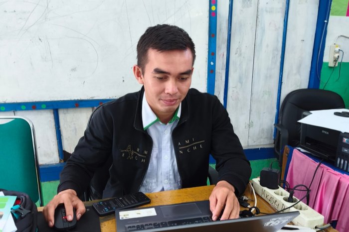 Peran Operator, Rozi Edriadi, S.E., M.M., dalam Persiapan Administrasi Ujian Madrasah 2026