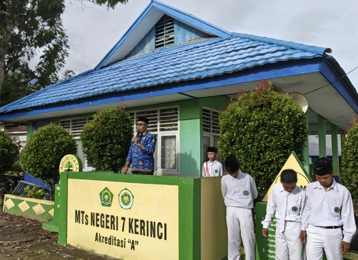 MTsN 7 Kerinci Gelar Upacara Hari Kesadaran Nasional dengan Pembina Bapak H. Fardizon, S.Ag. dan Pelaksana Kelas VII B