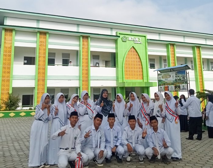 MTsN 7 Kerinci Gelar Upacara Bendera Penuh Khidmat