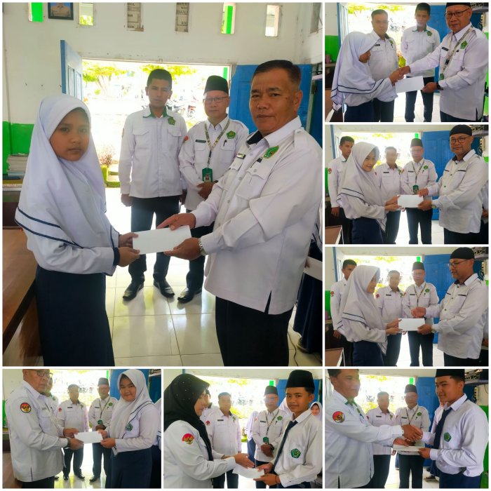 Utusan Kemenag Kerinci, Akmaludin, S.Pd.I., M.Pd.I. Serahkan Beasiswa BAZNAS kepada Siswa MTsN 7 Kerinci