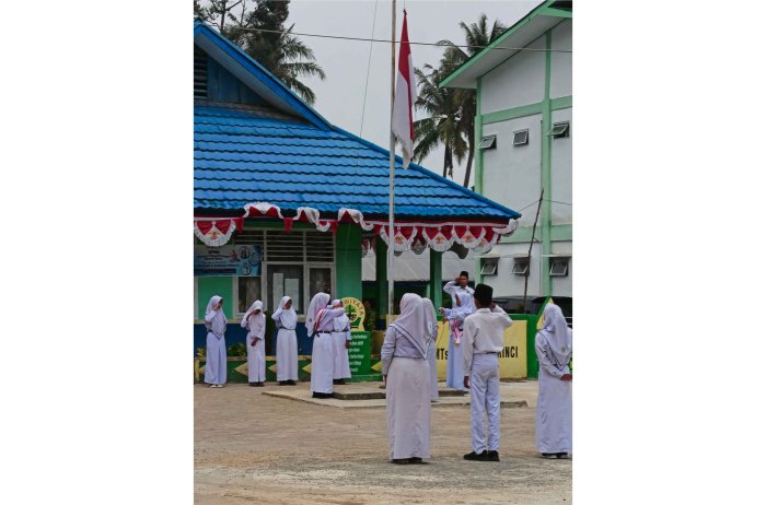 Upacara Bendera MTsN 7 Kerinci, Pembina Tekankan Prestasi dan Keteladanan Akhlak Rasulullah