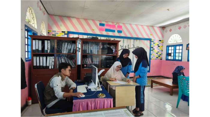 Operator dan Wali Kelas MTsN 7 Kerinci Tuntaskan Penyelesaian RDM Kelas IX Operator dan Wali Kelas MTsN 7 Kerinci Tuntaskan Penyelesaian RDM Kelas IX