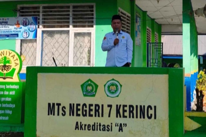 Pembina Upacara Sampaikan Pentingnya Etika dan Disiplin bagi Siswa
