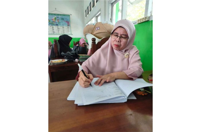 Wali Kelas Hj. Meherti, S.Pd Tandatangani Rapor Digital Madrasah (RDM) Kelas IX MTsN 7 Kerinci Wali Kelas Hj. Meherti, S.Pd Tandatangani Rapor Digital Madrasah (RDM) Kelas IX MTsN 7 Kerinci