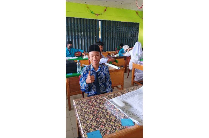 Ezi Yanda Sigif Ikuti Lomba Kaligrafi dalam Kegiatan KOMPAS Madrasah Ezi Yanda Sigif Ikuti Lomba Kaligrafi dalam Kegiatan KOMPAS Madrasah